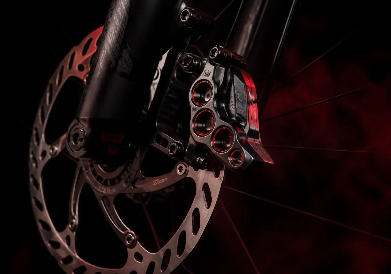 Disco flutuante e pinça de freio hidráulico de mountain bike em detalhe macro