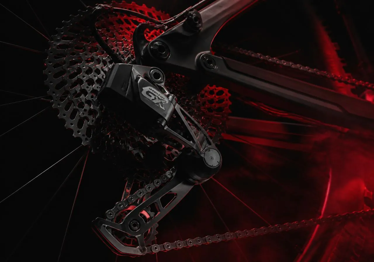 Câmbio traseiro eletrônico e cassete de mountain bike em detalhe macro