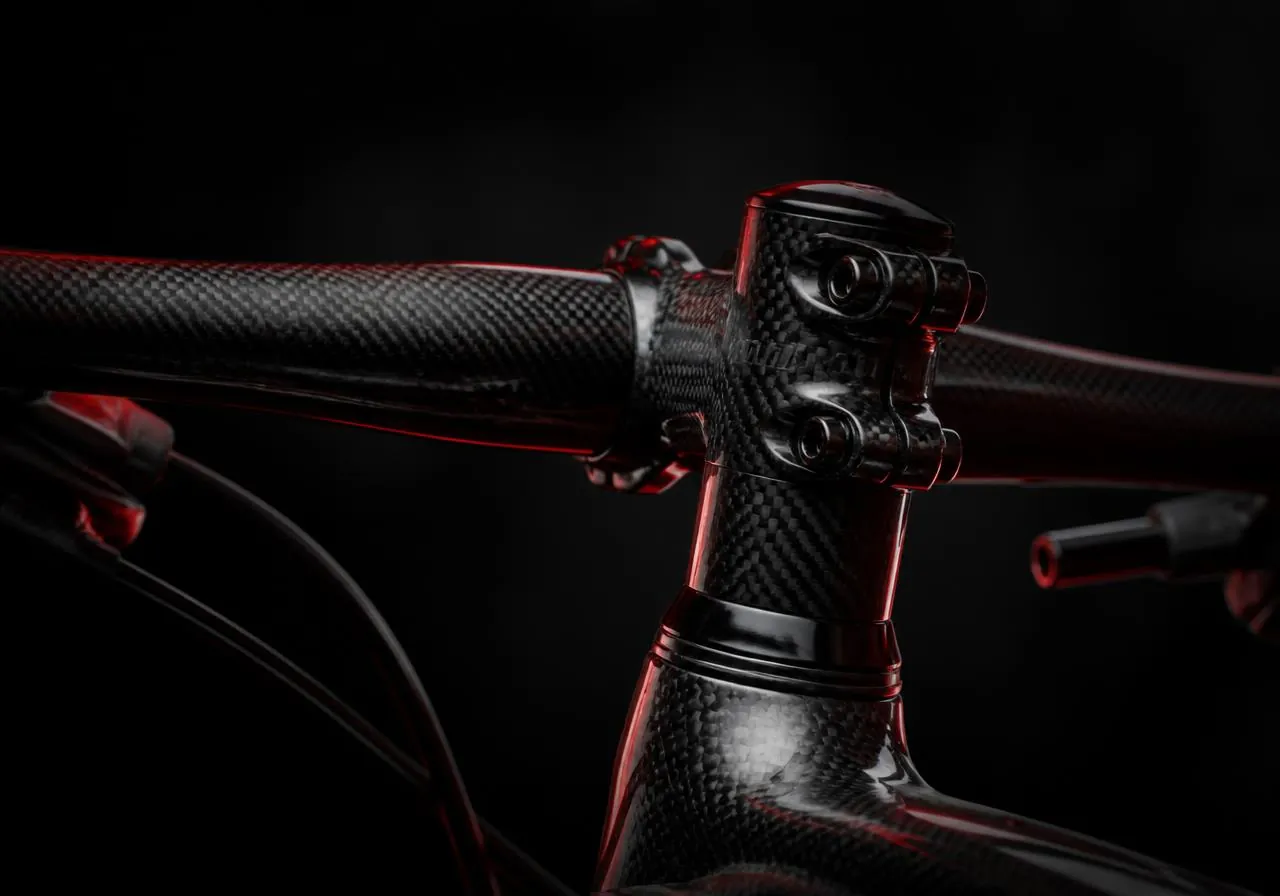 Cockpit de mountain bike em fibra de carbono com mesa e guidão premium em iluminação de estúdio
